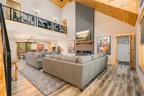 Smart TV, fireplace, video games - Foxcroft: New, Lake Access w. Dock Slip, Hot Tub, Pool Table (Oakland)