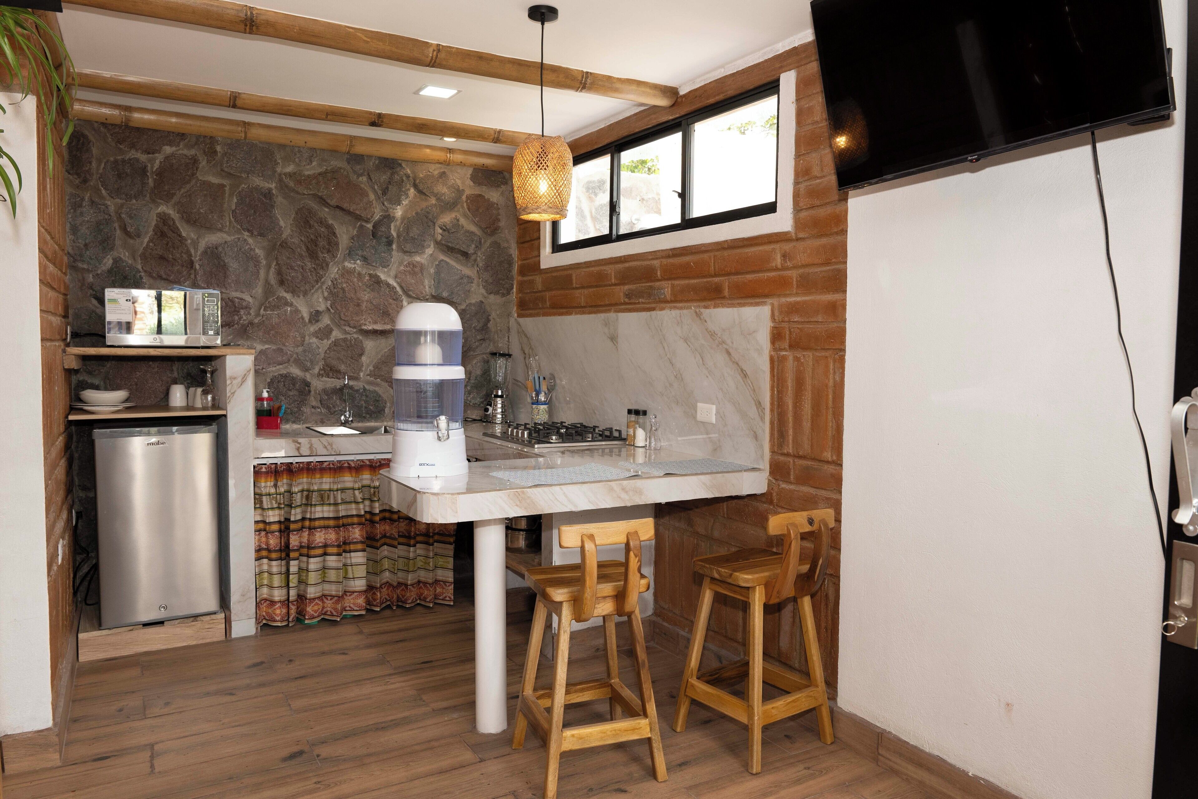 Een koelkast, een microgolfoven, een oven, een vaatwasser