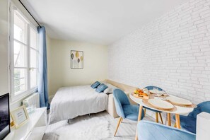 1 Schlafzimmer, Schreibtisch, Bügeleisen/Bügelbrett, Reisekinderbett