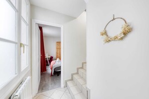 1 habitación, escritorio, tabla de planchar con plancha y cuna de viaje