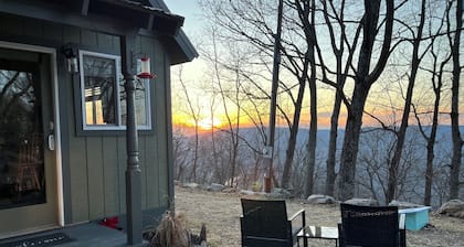 COZY CABIN. One room cabin with loft. Great sunsets & river view before Spring!