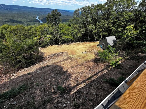 COZY CABIN. One room cabin with loft. Great sunsets & river view before Spring!