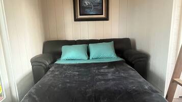 1 bedroom, bed sheets