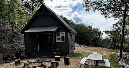 COZY CABIN. One room cabin with loft. Great sunsets & river view before Spring!