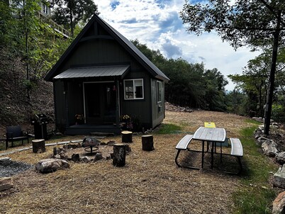 COZY CABIN. One room cabin with loft. Great sunsets & river view before Spring!