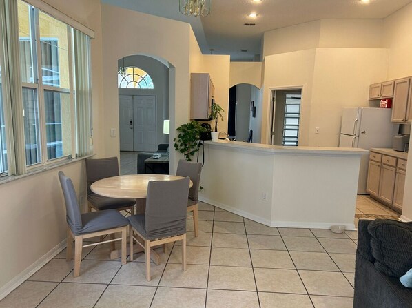 Interior - Spacious 5-bedroom house in awesome Davenport with WiFi and AC (Davenport)