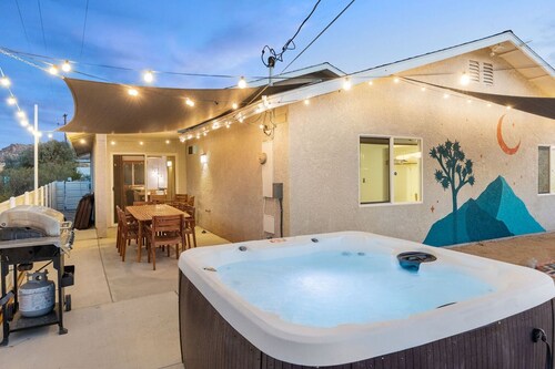 Tangerine House - Hot Tub, Fire Pit, BBQ