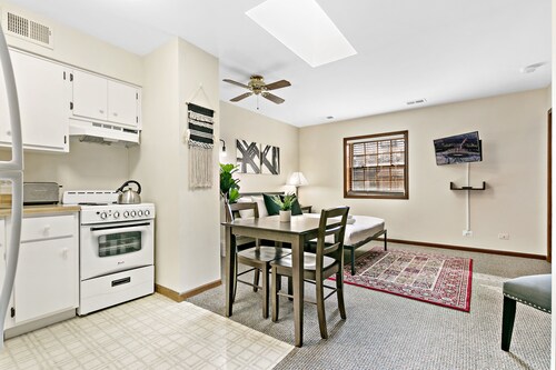 Chic Studio in Downtown Highland Park near Metra 