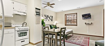 Chic Studio in Downtown Highland Park near Metra 