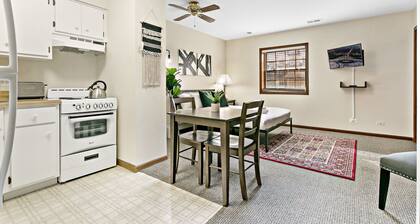 Chic Studio in Downtown Highland Park near Metra