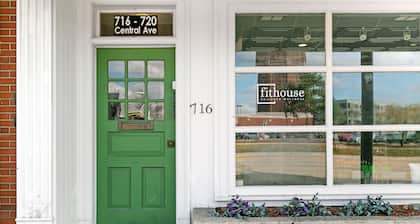 Chic Studio in Downtown Highland Park near Metra