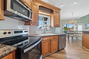 Fridge, microwave, oven, stovetop - LARGE WATERFRONT HOUSE IN GULF SHORES, CLOSE TO EVERYTHING (Gulf Shores)