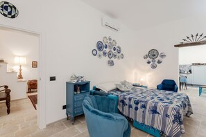 Une chambre à coucher comprenant un lit, une commode, une chaise et des éléments de décoration murale.