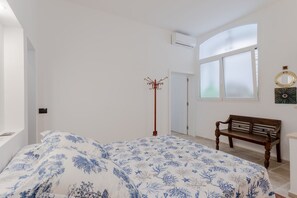 1 dormitori, planxa i posts de planxar, wifi i roba de llit 