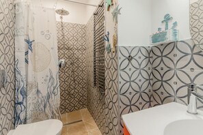 Dusche, Haartrockner, Bidet, Handtücher