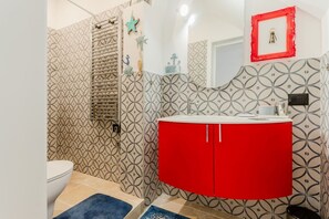 Douche, sèche-cheveux, bidet, serviettes fournies