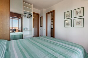 1 habitación, tabla de planchar con plancha y ropa de cama 