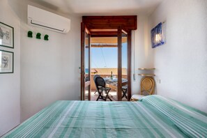 1 habitación, tabla de planchar con plancha y ropa de cama 