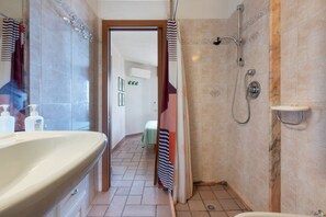 Regadera, secadora de cabello, bidet, toallas 