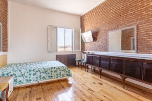 1 bedroom, desk, iron/ironing board, WiFi - Typical Livorno Apartment With Covered Terrace! (Livorno)