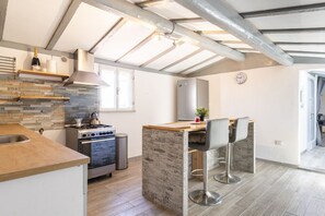 Fridge, oven, stovetop, cookware/dishes/utensils