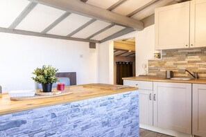 Fridge, oven, stovetop, cookware/dishes/utensils