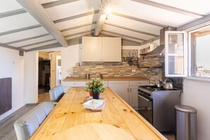 Frigorífic, forn i placa de cuina 