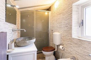 Shower, hair dryer, bidet, towels - Typical Livorno Apartment With Covered Terrace! (Livorno)