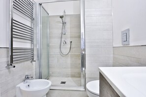 Doccia, asciugacapelli, bidet, asciugamani