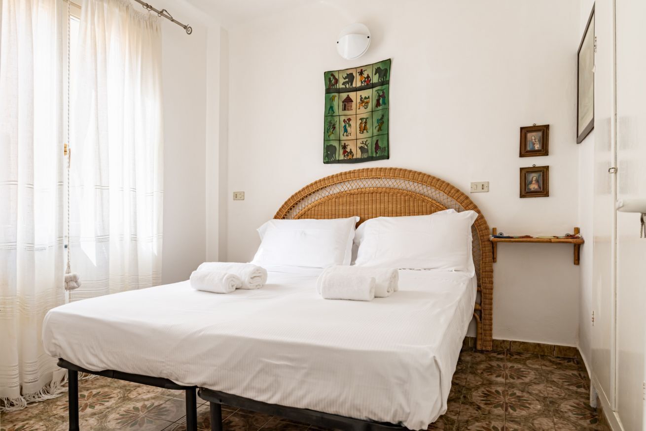 2 dormitorios, tabla de planchar con plancha, ropa de cama