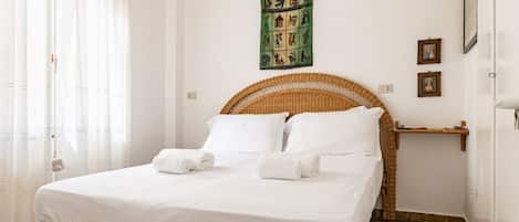2 bedrooms, iron/ironing board, bed sheets