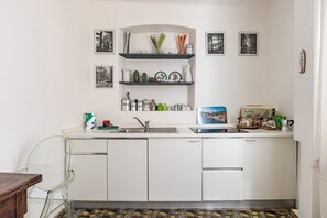 Refrigerador, horno, parrilla de estufa y utensilios de cocina 