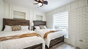 5 bedrooms, iron/ironing board, WiFi, bed sheets - enjoy ranch life.

 (Allen)