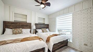 5 bedrooms, iron/ironing board, WiFi, bed sheets