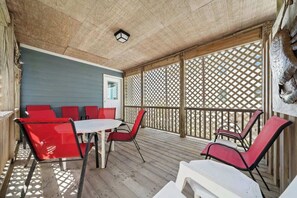 Outdoor dining - Taylor House by Carolina Getaway - 4BR/3BA Home w/ Intracoastal & Ocean Views (Wrightsville Beach)