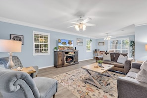 Smart TV, fireplace - 5 golf courses within 5 mins, 5 mins from beach, 15 mins from Murrells Inlet (Pawleys Island)