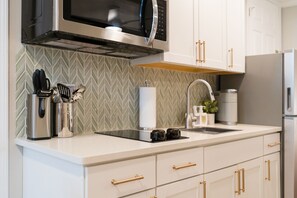 Réfrigérateur, micro-ondes, plaque de cuisson, cafetière/bouilloire