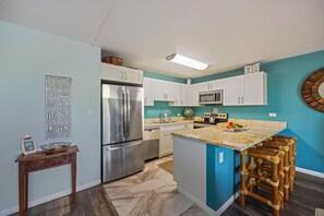 冷蔵庫、電子レンジ、オーブン、コンロ