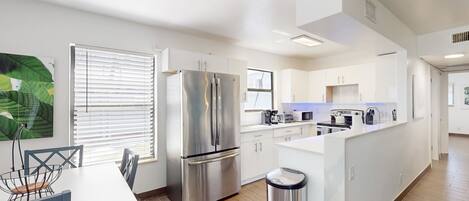 Réfrigérateur, four à micro-ondes, un four, surface de cuisson