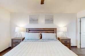 2 bedrooms, internet, bed sheets - Condo near the beach with patio, firepit, W/D, AC and wifi (Riviera Beach)