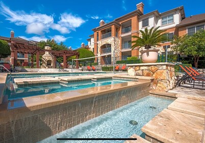 2 Beds - 1 Bath - Pools - HotTub - GYM - Pet friendly - Serene Environment