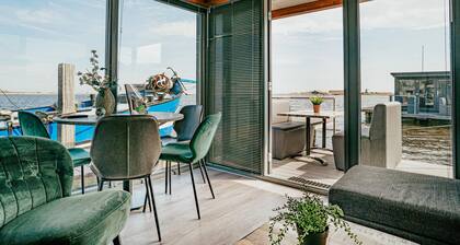 2 bedroom amazing ship in Uitgeest