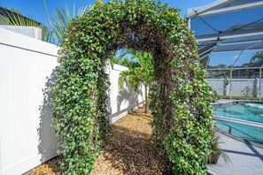 Property grounds - Home w/ Pool - Near IMG, UTC, Airport, Beaches (Sarasota)