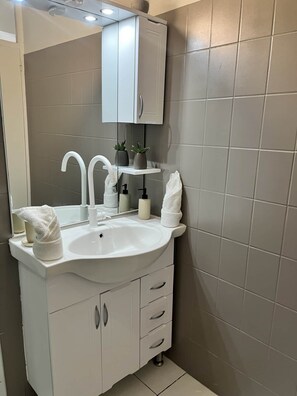 Shower, towels, toilet paper - Charmant F2 EN Campagne (Les Abymes)