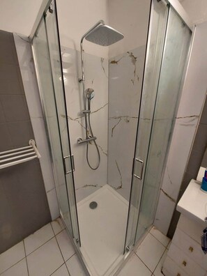 Shower, towels, toilet paper - Charmant F2 EN Campagne (Les Abymes)