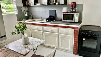 Micro-ondes, four, plaque de cuisson