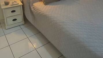 1 chambre, fer et planche à repasser, lit parapluie, Wi-Fi