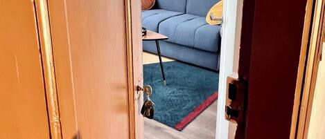 Smart-TV, Bücher, Stereoanlage