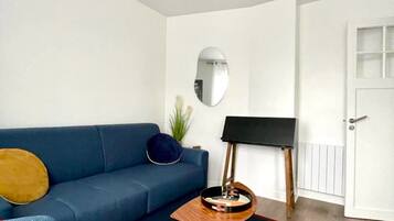 Smart TV, books, stereo