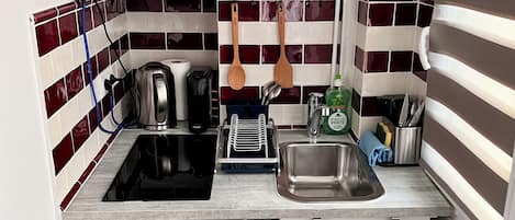 Refrigerador, microondas, horno, placa de cocina